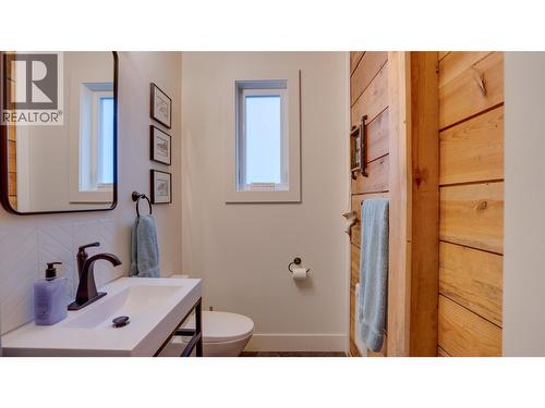 3102 Pleasant Valley Road, Vernon, BC - Indoor Photo Showing Bathroom