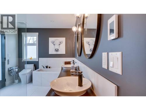 3102 Pleasant Valley Road, Vernon, BC - Indoor Photo Showing Bathroom