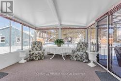 Large sunroom with parkette view - 