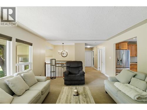 5996 Todd Hill Crescent, Kamloops, BC - Indoor Photo Showing Living Room