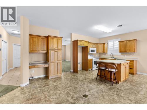Large eat-in kitchen with oak cabinets - 3360 Old Okanagan Highway Unit# 160, West Kelowna, BC - Indoor Photo Showing Kitchen
