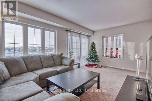 2476 Bromus Path, Oshawa, ON - Indoor Photo Showing Living Room