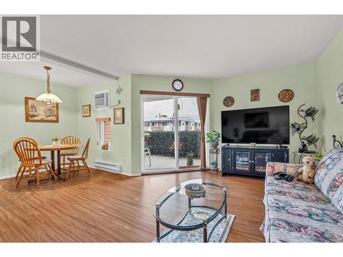 202 Edmonton Avenue Unit# 202, Penticton, BC - Indoor Photo Showing Living Room