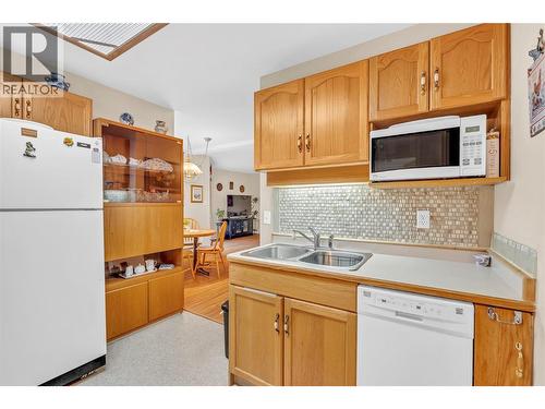 202 Edmonton Avenue Unit# 202, Penticton, BC - Indoor Photo Showing Kitchen With Double Sink