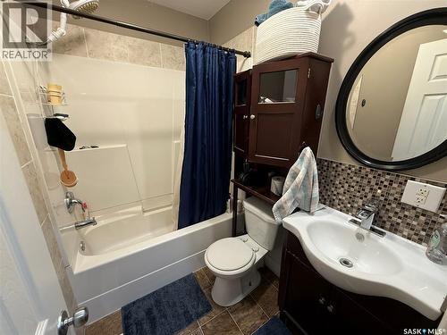 107 5Th Avenue E, Kindersley, SK - Indoor Photo Showing Bathroom