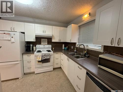 107 5Th Avenue E, Kindersley, SK - Indoor Photo Showing Kitchen With Double Sink