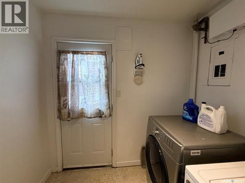 107 5Th Avenue E, Kindersley, SK - Indoor Photo Showing Laundry Room
