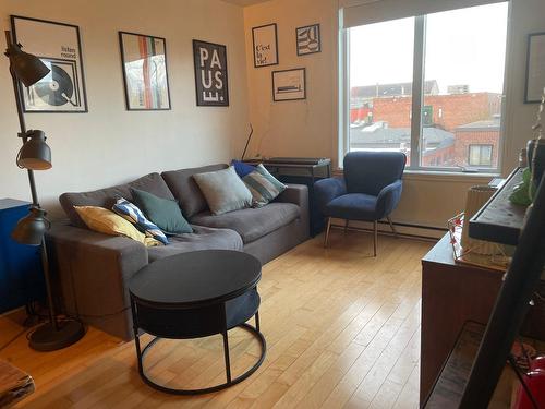 Living room - 301-1950 Rue De Champlain, Montréal (Ville-Marie), QC - Indoor Photo Showing Living Room