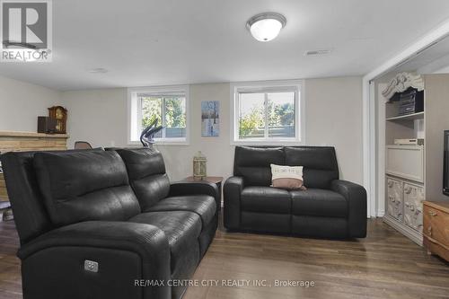 2103 Fanshawe Park Road W, Middlesex Centre, ON - Indoor Photo Showing Living Room