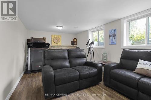 2103 Fanshawe Park Road W, Middlesex Centre, ON - Indoor Photo Showing Living Room