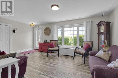 2103 Fanshawe Park Road W, Middlesex Centre, ON - Indoor Photo Showing Living Room