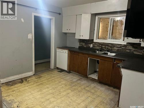 1620 15Th Street W, Prince Albert, SK - Indoor Photo Showing Kitchen With Double Sink