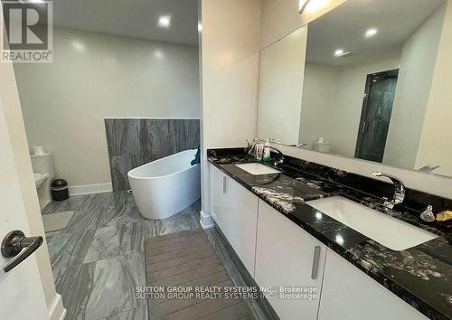 6807 Gracefield Drive W, Mississauga, ON - Indoor Photo Showing Bathroom