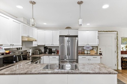 A-4626 Maitland St, Port Alberni, BC - Indoor Photo Showing Kitchen With Double Sink With Upgraded Kitchen