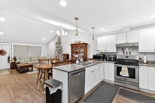 A-4626 Maitland St, Port Alberni, BC - Indoor Photo Showing Kitchen With Double Sink With Upgraded Kitchen
