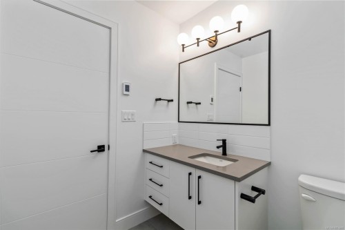 101-986 Doumac Ave, Saanich, BC - Indoor Photo Showing Bathroom