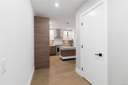 101-986 Doumac Ave, Saanich, BC - Indoor Photo Showing Other Room