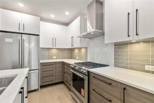 101-986 Doumac Ave, Saanich, BC - Indoor Photo Showing Kitchen With Upgraded Kitchen
