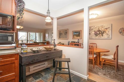 307-945 Lawrence Avenue, Kelowna, BC - Indoor Photo Showing Dining Room