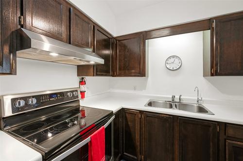 29-854 Main Street, Penticton, BC - Indoor Photo Showing Kitchen With Double Sink