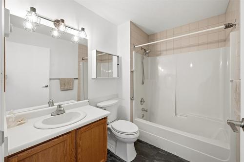 29-854 Main Street, Penticton, BC - Indoor Photo Showing Bathroom