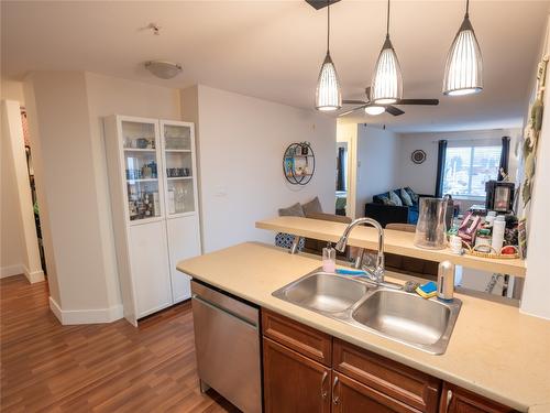 315-246 Hastings Avenue, Penticton, BC - Indoor Photo Showing Kitchen With Double Sink