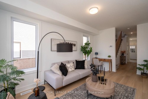 12-690 Broadway Avenue, Orangeville, ON - Indoor Photo Showing Living Room
