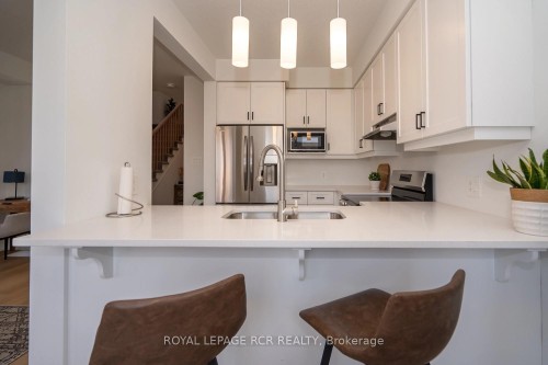 12-690 Broadway Avenue, Orangeville, ON - Indoor Photo Showing Kitchen With Double Sink With Upgraded Kitchen