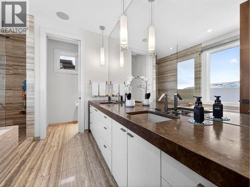 132 Sky Court, Kelowna, BC - Indoor Photo Showing Kitchen