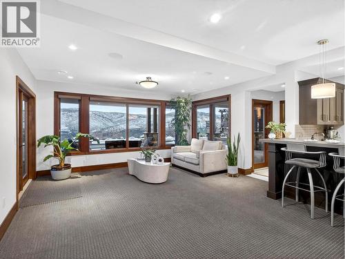 132 Sky Court, Kelowna, BC - Indoor Photo Showing Living Room