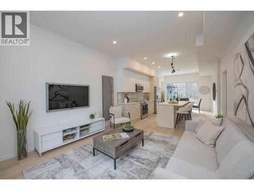 9188 Tronson Road Unit# 1, Vernon, BC - Indoor Photo Showing Living Room