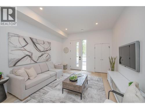 9188 Tronson Road Unit# 5, Vernon, BC - Indoor Photo Showing Living Room