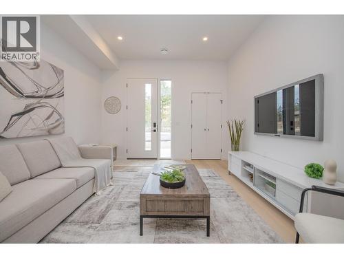 9188 Tronson Road Unit# 5, Vernon, BC - Indoor Photo Showing Living Room
