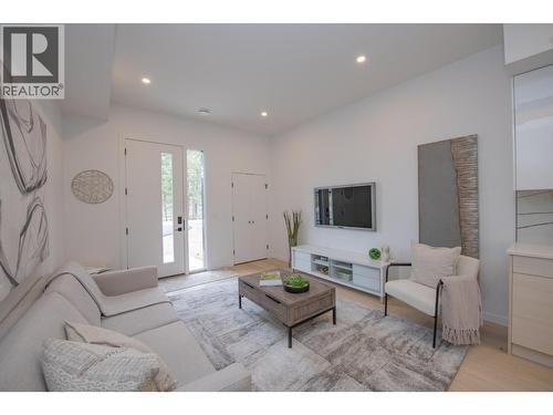 9188 Tronson Road Unit# 4, Vernon, BC - Indoor Photo Showing Living Room