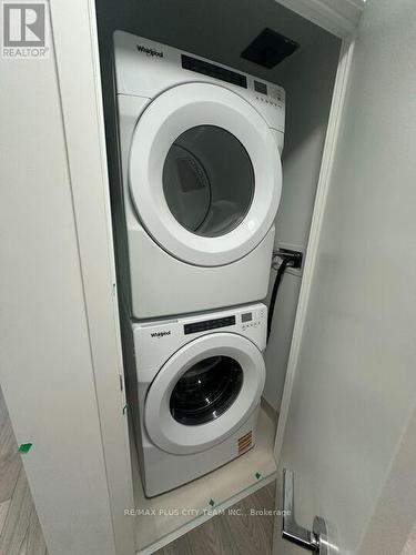 711 - 1007 The Queensway, Toronto, ON - Indoor Photo Showing Laundry Room