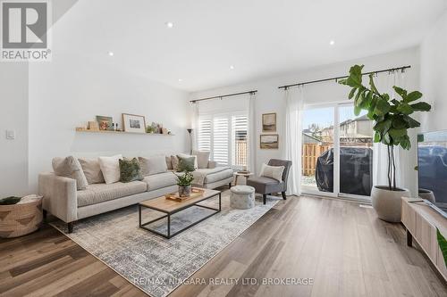 4004 Crown Street, Lincoln (Beamsville), ON - Indoor Photo Showing Living Room