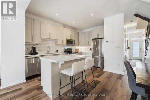 4004 Crown Street, Lincoln (Beamsville), ON - Indoor Photo Showing Kitchen With Upgraded Kitchen