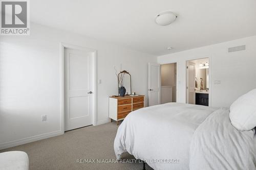 4004 Crown Street, Lincoln (Beamsville), ON - Indoor Photo Showing Bedroom
