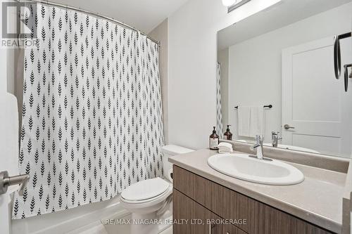 4004 Crown Street, Lincoln (Beamsville), ON - Indoor Photo Showing Bathroom