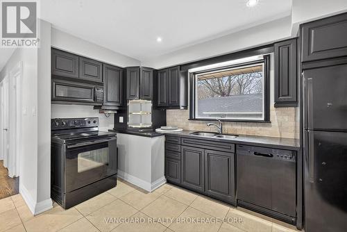 142 Beechwood Crescent, Newmarket, ON - Indoor Photo Showing Kitchen With Double Sink