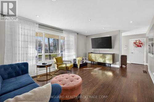 142 Beechwood Crescent, Newmarket, ON - Indoor Photo Showing Living Room