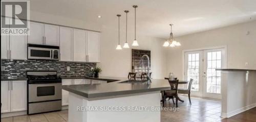 5847 Summerside Drive, Mississauga, ON - Indoor Photo Showing Kitchen With Upgraded Kitchen