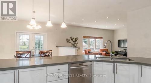 5847 Summerside Drive, Mississauga, ON - Indoor Photo Showing Kitchen With Double Sink