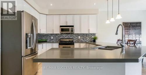 5847 Summerside Drive, Mississauga, ON - Indoor Photo Showing Kitchen With Double Sink With Upgraded Kitchen
