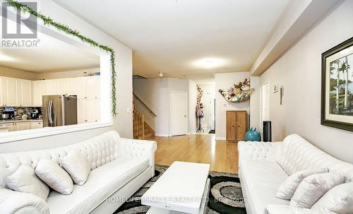 20 Oblate Crescent, Brampton, ON - Indoor Photo Showing Living Room
