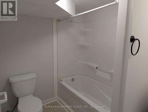 5 - Rm1 - 63 Pelham Road, St. Catharines, ON - Indoor Photo Showing Bathroom