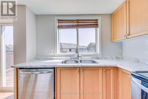 63 - 1489 Heritage Way, Oakville, ON - Indoor Photo Showing Kitchen With Double Sink
