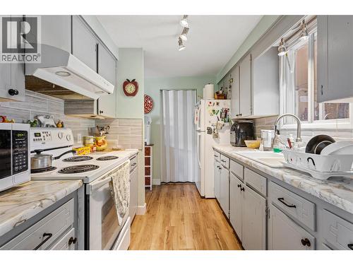 8 Rose Place, Osoyoos, BC - Indoor Photo Showing Kitchen