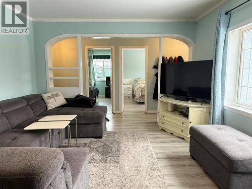 580 Cameron Avenue, Grand Forks, BC - Indoor Photo Showing Living Room