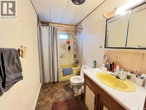 307 Aspen Street, Maple Creek, SK - Indoor Photo Showing Bathroom